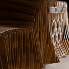 Деревянную трибуну сделал плотник из Ванкувера Ванкувер-2010: Олимпийские победители стоять на подиуме с деревом